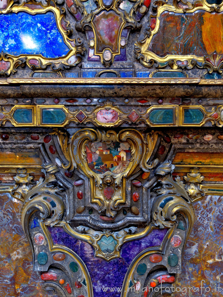 Milano - Dettaglio dell'altare maggiore in marmi policromi della Chiesa di Sant'Alessandro in Zebedia